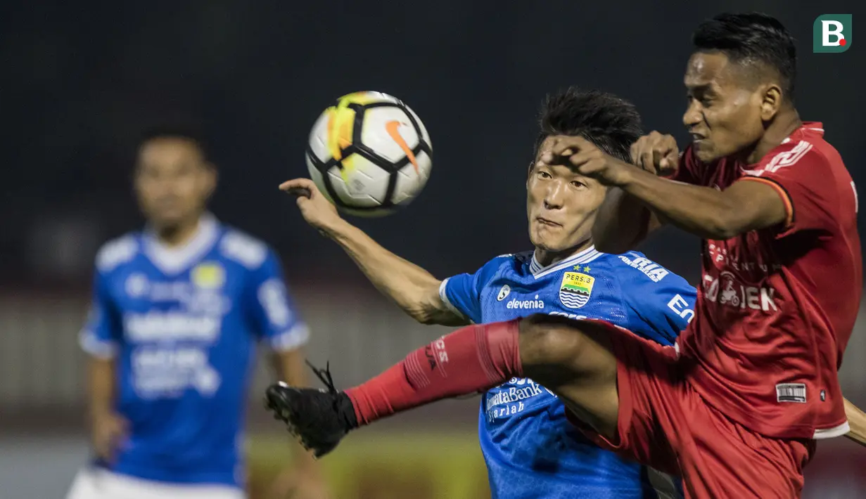 Gelandang Persib Bandung, Oh In-kyun, berebut bola dengan gelandang Persija Jakarta, Ramdani Lestaluhu, pada laga Liga 1 di Stadion PTIK, Jakarta, Sabtu (30/6/2018). Persija menang 1-0 atas Persib. (Bola.com/Vitalis Yogi Trisna)