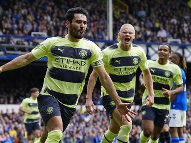 Pemain Manchester City Ilkay Gundogan melakukan selebrasi usai mencetak gol ke gawang Everton pada pertandingan sepak bola Liga Inggris di Stadion Goodison Park, Liverpool, Inggris, Minggu (14/5/2023). (AP Photo/Jon Super)