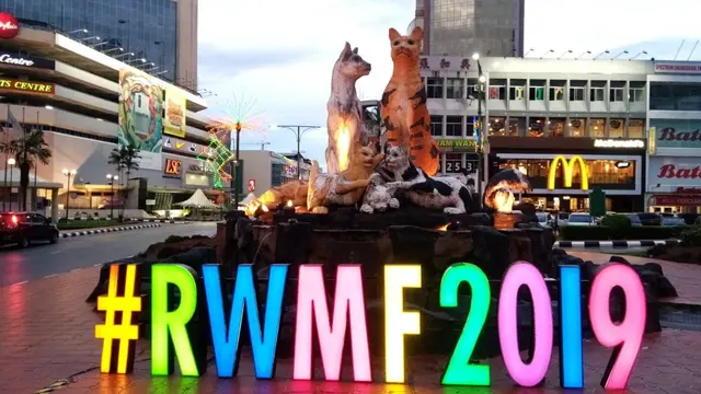 Kuching Statue yang merupakan ikon negara bagian Sarawak sebagai destinasi wonders ke 3