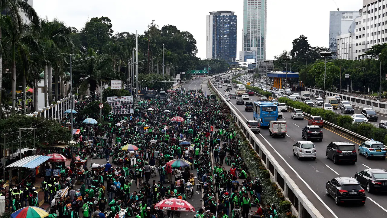 Ratusan Pengemudi Ojek Online Berunjuk Rasa