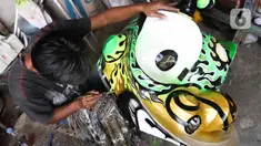 Pekerja menyelesaikan pembuatan barongsai dan liong di kawasan Babakan Pasar, Kota Bogor, Jawa Barat, Rabu (11/1/2023). Industri rumahan produksi Barongsai dan Liong tersebut penjualan meningkat 90 persen  yang dipasarkan ke sejumlah 20 wilayah Indonesia dan Australia, dengan harga sekitar Rp8 juta. (Liputan6.com/Herman Zakharia)