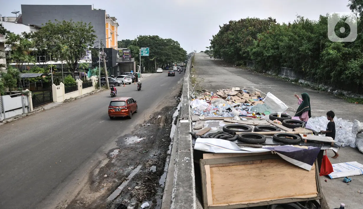 Penyandang masalah kesejahteraan sosial (PMKS) berada di gubuknya yang didirikan di jalan layang non tol (JLNT) Pluit, Jakarta Utara, Rabu (24/5/2023). (merdeka.com/Iqbal S. Nugroho)