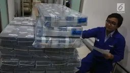 Petugas mengecek lembaran uang rupiah di Bank Mandiri, Jakarta, Kamis (21/12). Guna memenuhi kebutuhan uang tunai selama perayaan Natal dan Tahun Baru 2018, Bank Indonesia (BI) menyiapkan uang kartal sebanyak Rp 193,9 triliun. (Liputan6.com/Angga Yuniar)