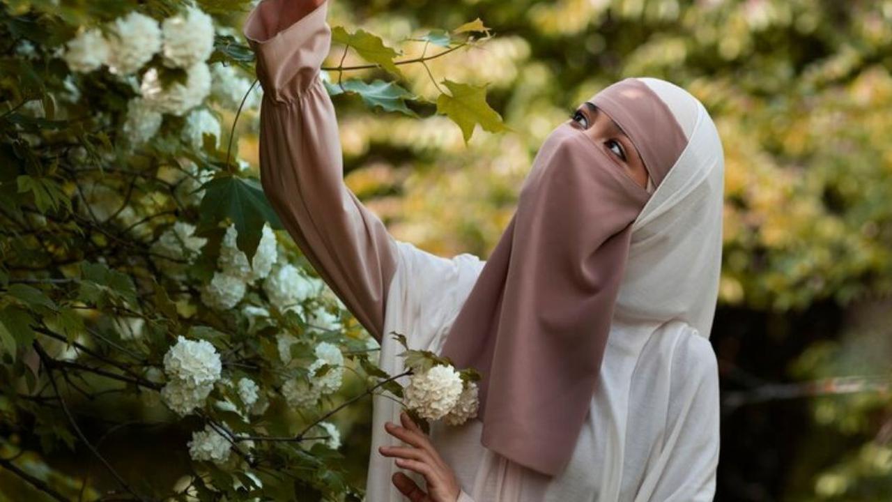 Ilustrasi Model Gamis Syar'i A-Line