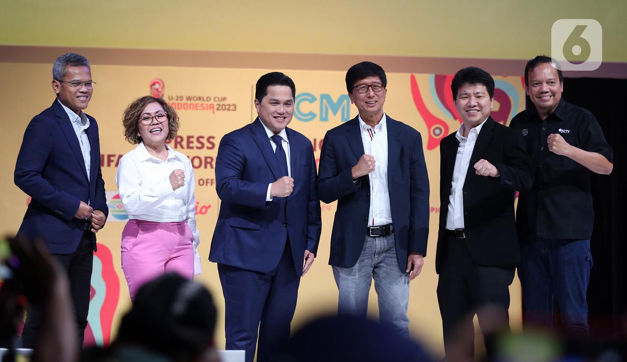 Ketua PSSI sekaligus Menteri BUMN Erick Tohir (ketiga kiri) bersama Direktur SCM Sutanto Hartono (ketiga kanan) foto bersama usai jumpa pers di SCTV Tower saat menggelar Jumpa Pers di SCTV Tower, Jakarta, Selasa (28/2/2023). Jumpa pers tersebut terkait Perhelatan Piala Dunia U-20 2023 ini akan disiarkan langsung Emtek Group lewat SCM. Pecinta bola di Indonesia bisa menyaksikan seluruh pertandingan melalui SCTV, INDOSIAR, VIDIO, MOJI, Mentari TV, Nex Parabola, dan Champions TV. (Liputan6.com/Johan Tallo)