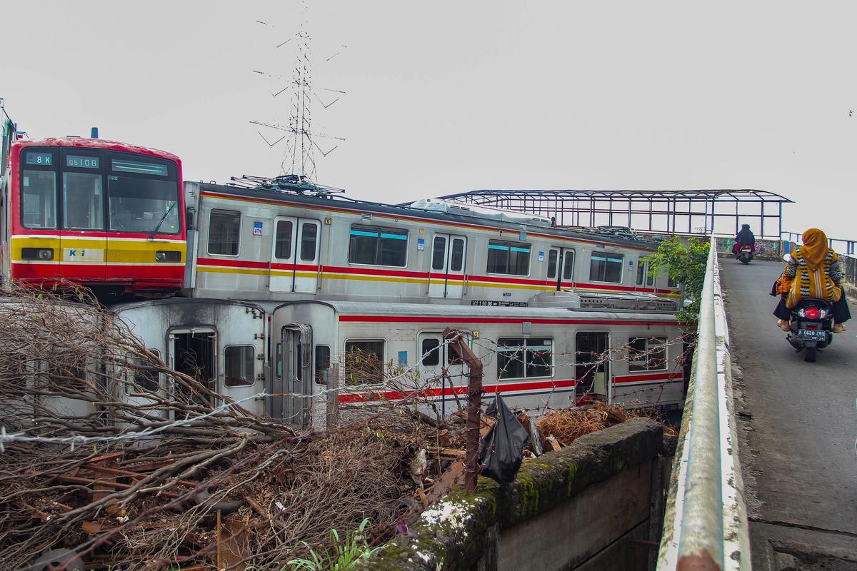 FOTO: Gerbong KRL Tak Terpakai Bertumpuk di Depok Picu Rasa Penasaran Warga