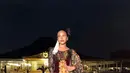 Yura Yunita pilih kenakan kebaya sebagai dresscode di setiap manggung. Terbaru di Pura Mangkunegaran, Yura padukan kebaya hitam dengan korset dan kain Batik satin [@yurayunita]