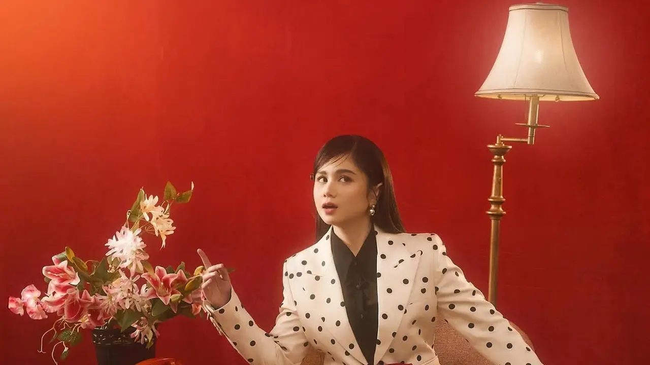 Tissa Biani Tampil Chic dengan Busana Polkadot Valentino, Ikut Meriahkan Tren Comeback Summer 2025