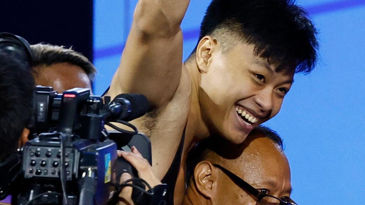 Dia memecahkan rekor Asia, rekor Asian Games dan rekor dunia dengan total angkatan 201 kg.<br>
