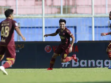 Gelandang PSM Makassar, Saldy (tengah) melakukan selebrasi usai mencetak gol pertama timnya ke gawang Borneo FC dalam laga matchday ke-3 Grup B Piala Menpora 2021 di Stadion Kanjuruhan, Malang, Rabu (31/3/2021). PSM bermain imbang 2-2 dengan Borneo FC. (Bola.com/M Iqbal Ichsan)