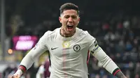 Gelandang Chelsea, Enzo Fernandez, merayakan gol yang dicetaknya ke gawang Burnley dalam laga lanjutan Premier League 2025/2026 di Turf Moor, Sabtu (22/11/2025). (ANDY BUCHANAN / AFP)