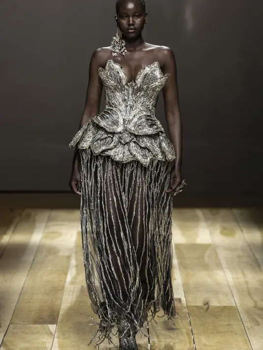 Volumenya rapi, kencang, dan meledak-ledak. Setiap busana dibedah, entah disayat, diiris, atau dipelintir. Foto: Document/Alexander McQueen.