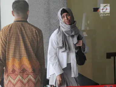 Ike Rahmawati adik kandung artis Inneke Koesherawati usai menjalani pemeriksaan oleh penyidik di gedung KPK, Jakarta, Rabu (8/8). Ike diperiksa sebagai saksi untuk tersangka Wahid Husein. (Merdeka.com/Dwi Narwoko)