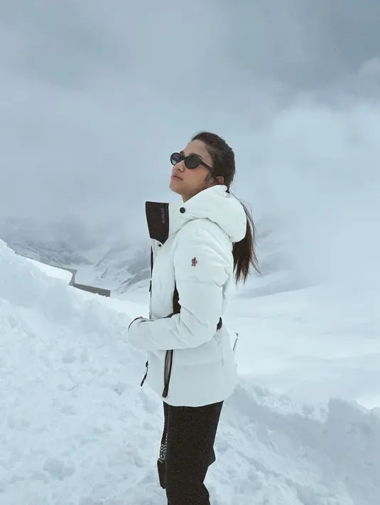 Seru menikmati pemandangan yang dipenuhi dengan hamparan salju, Zize belakangan memang kerap berada di luar negeri. Beberapa waktu belakangan ini ia terlihat berada di Jepang, Korea Selatan lalu ke Swiss meski sempat terlihat di Indonesia. (Liputan6.com/IG/@azizahsalsha_)
