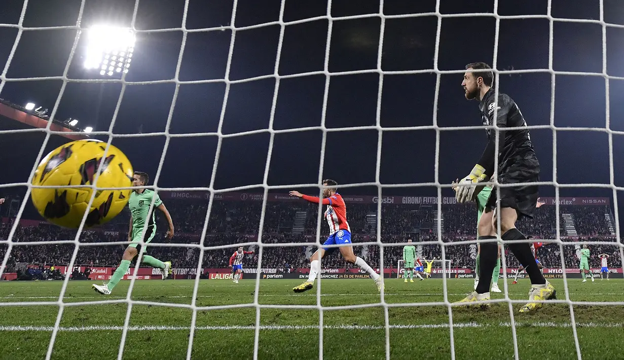 Kiper Atletico Madrid, Jan Oblak kebobolan gol keempat yang dicetak Gelandang Girona, Ivan Martin pada laga pekan ke-19 Liga Spanyol 2023/2024 di Montilivi Stadium, Girona, Kamis (4/1/2024) dini hari WIB. (AFP/Pau Barrena)