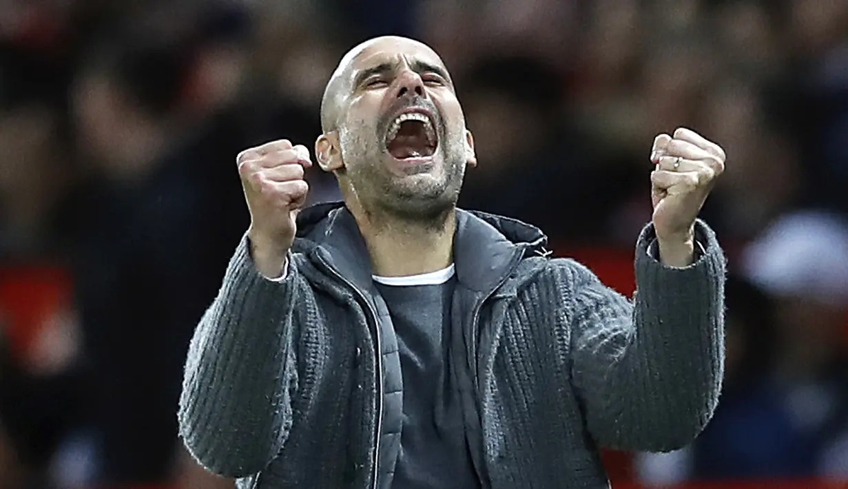 Pelatih Manchester City, Pep Guardiola, merayakan kemenangan atas Manchester United pada laga Premier League di Stadion Old Trafford, Rabu, (24/4). Manchester United takluk 0-2 dari Manchester City. (AP/Martin Rickett)