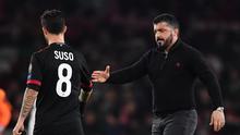 Gennaro Gattuso mencoba menyemangati Suso usai AC Milan didepak Arsenal di 16 besar Liga Europa. (Ben STANSALL / AFP)