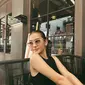 Ibu Sandrinna, Purwanti Skornicki juga sempat mengkritik sang buah hati yang sering kali mengenakan pakaian terbuka. [instagram/sandrinna_11]