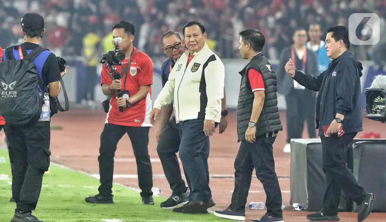 Di lapangan, Presiden Prabowo Subianto didampingi Manager Timnas Indonesia Sumardji dan Ketua Umum PSSI Erick Thohir. (Liputan6.com/Angga Yuniar)
