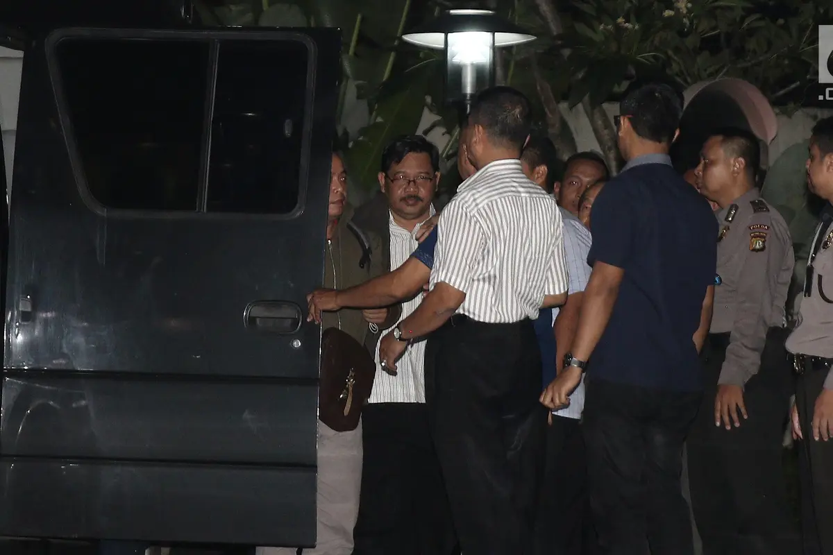 Terjaring OTT, Begini Ekspresi Kadis PUPR Tulungagung Saat Digiring ke KPK