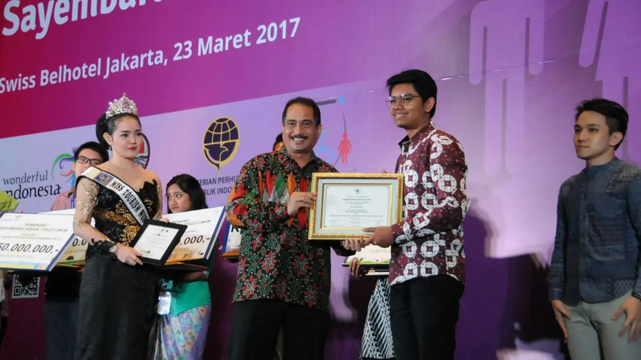 Menpar Beri Hadiah Pada 6 Pemenang Desain Toilet Umum