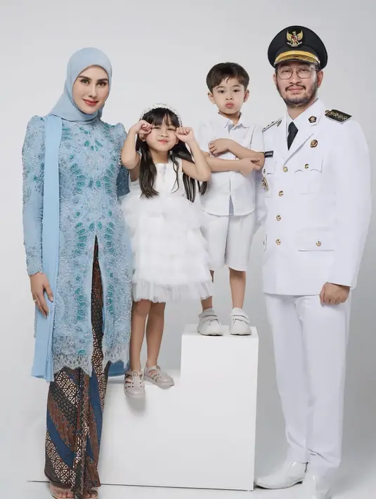 Tak hanya itu saja, Syahnaz juga menambah kesmepurnaan gaya pada kain yang digunakan dengan sentuhan warna yang senada.  [Foto: Instagram/ Syahnaz Sadiqah]