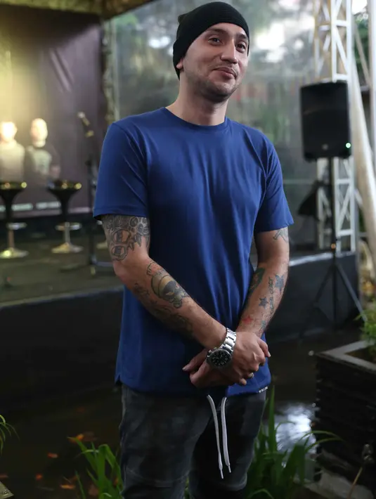 Usia manusia semakin hari semakin bertambah. Begitu juga dengan perjalanan hidup manusia, yang ingin berubah lebih baik lagi. Sama halnya Gerry Iskak, yang mulai memperdalam agama. (Nurwahyunan/Bintang.com)