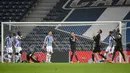Para pemain Manchester City (kanan), kecewa usai gagal memanfaatkan peluang di mulut gawang Porto dalam laga lanjutan Liga Champions 2020/21 Grup C di Dragao Stadium, Porto, Selasa (1/12/2020) waktu setempat. Manchester City bermain imbang 0-0 dengan Porto. (AFP/Miguel Riopa/Pool)