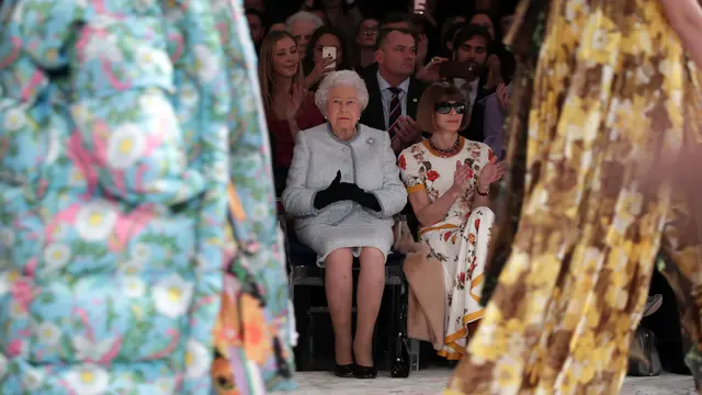 Ratu Elizabeth Nonton London Fashion Week