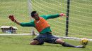 Kiper Timnas Indonesia, Kurnia Meiga, berusaha menghalau bola saat berlatih di Lapangan SPH Karawaci, Banten, Minggu (11/12/2016). (Bola.com/Vitalis Yogi Trisna)
