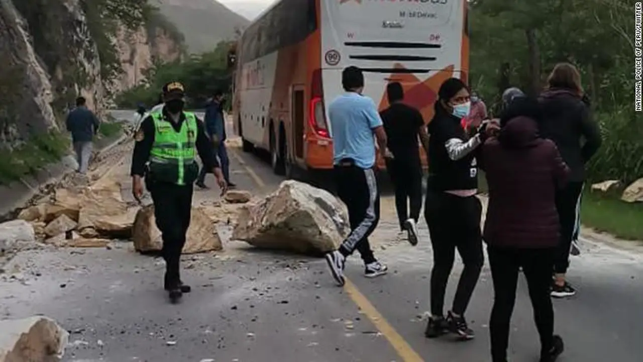 Polisi Nasional Peru melakukan patroli untuk mengangkat batu yang jatuh akibat gempa bumi. (National Police of Peru)