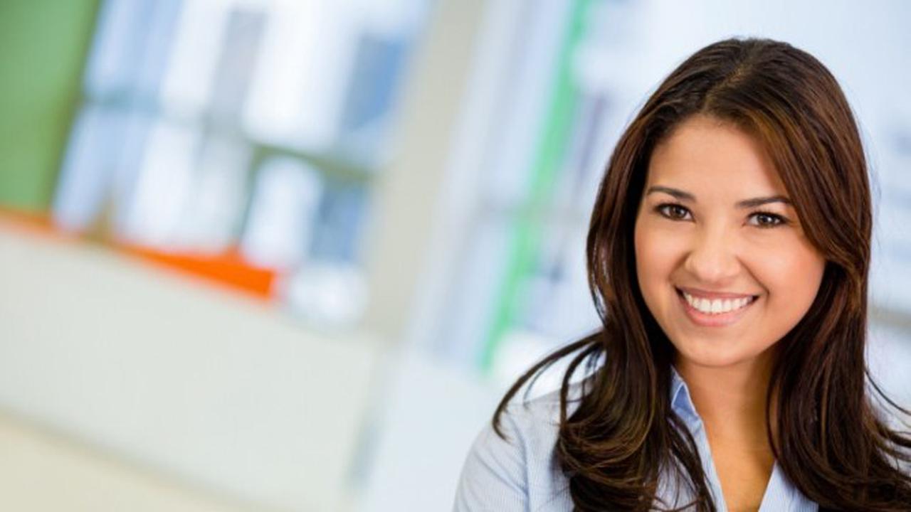 Pegawai bahagia kerja di kantor