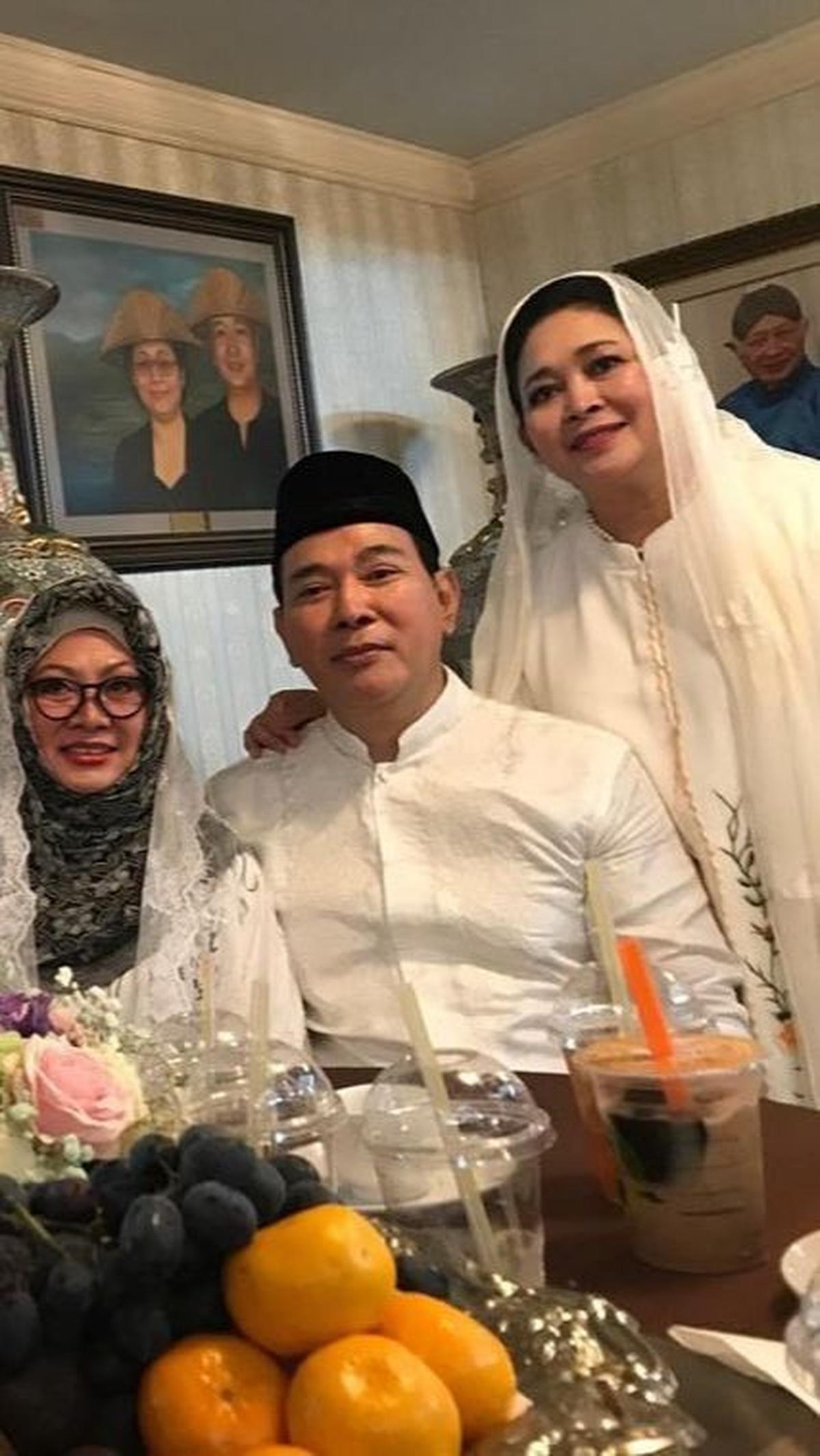 Ini momen anak-anak Soeharto saat merayakan Lebaran bareng. Terlihat Titiek dan Tutut bersama sang adik Tommy Soeharto.