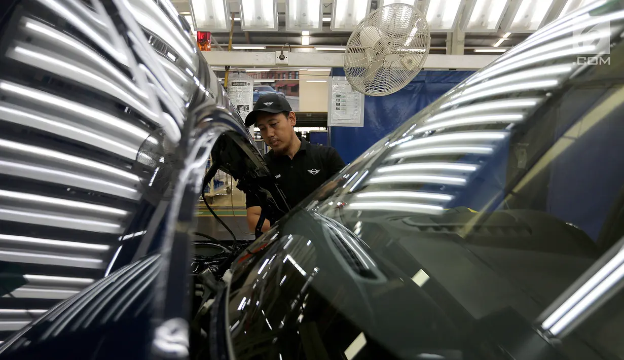 Teknisi mengecek kap mesin mobil MINI Countryman di pabrik perakitan Gaya Motor, Sunter, Jakarta, Kamis (6/9). New Mini Countryman yang dirakit di Indonesia hadir dalam dua varian. (Liputan6.com/Fery Pradolo)