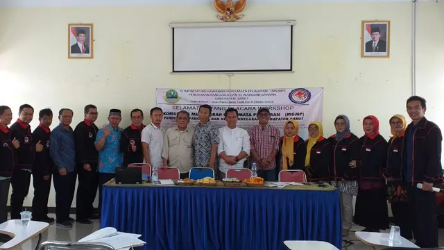 Para guru Pancasila di Garut tengah berfoto melepas mengikuti kelas jurnalis yang digelar MGMP – PPKN