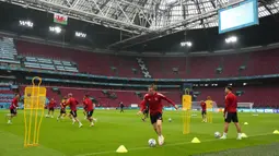 Pemain Wales Gareth Bale (tengah) bersama rekan setimnya berlatih di Johan Cruyff Arena, Amsterdam, Belanda, Jumat (25/6/2021). Wales akan melawan Denmark pada pertandingan babak 16 besar Euro 2020. (AP Photo/Peter Dejong)