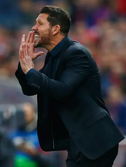 Pelatih Atletico Madrid, Diego Simeone mengintruksikan para pemainnya saat menghadapi Bayern Muenchen di leg pertama liga champions di Vicente Calderon, Madrid, (28/4). Atletico menang atas Muenchen dengan skor 1-0. (Reuters/Michael Dalder)