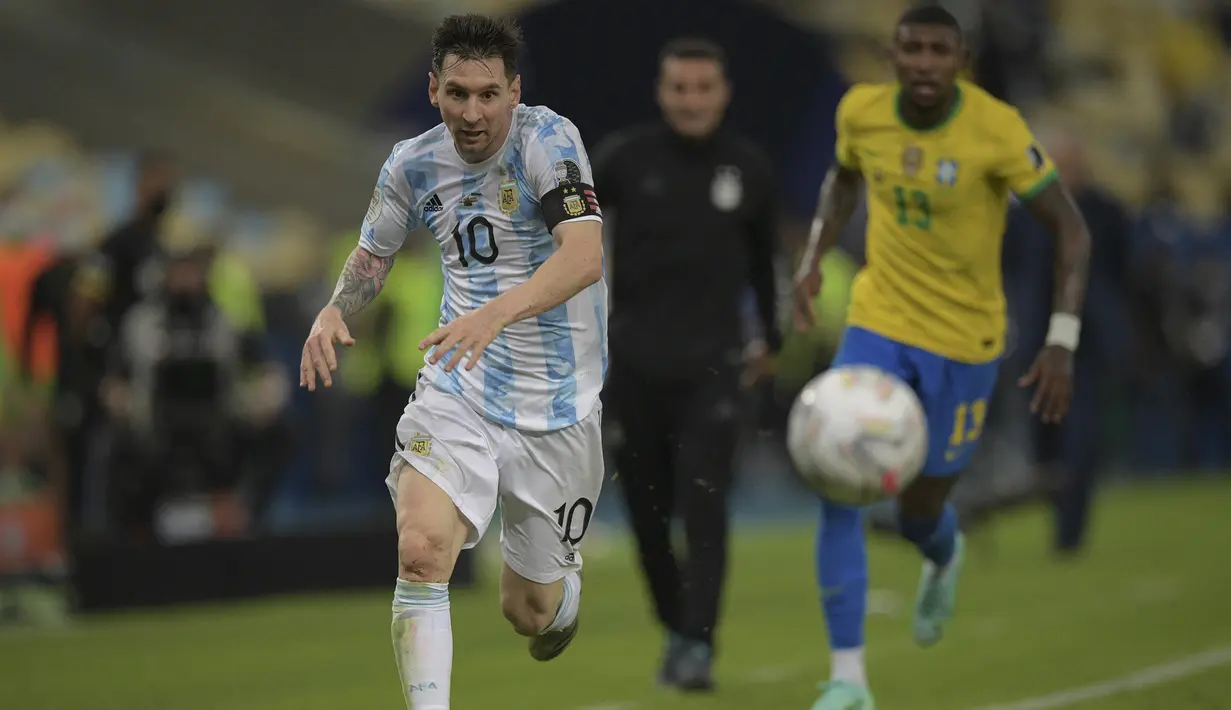 Lionel Messi juga lebih unggul dari Robert Lewandowski dalam total raihan gelar Man of The Match di semua kompetisi. La Pulga mengoleksi 27 kali, sementara Lewandowski hanya 15 kali. (AFP/Carl De Souza)