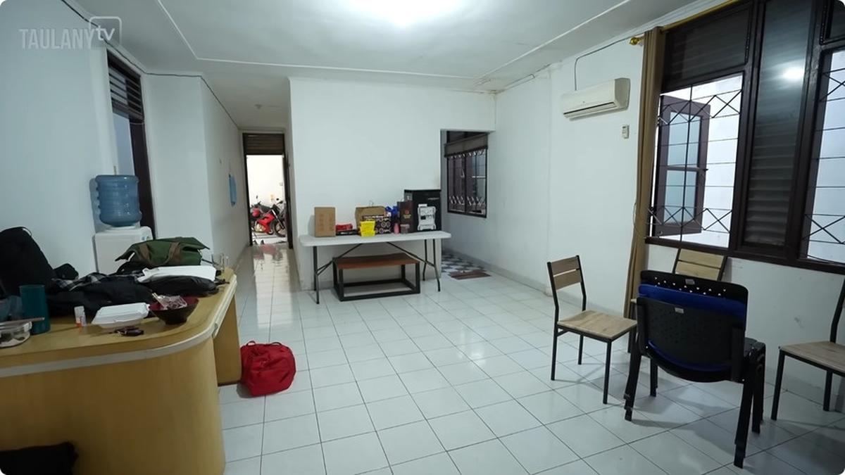 Sudut-sudut rumah yang bukan set syuting terlihat sederhana dengan sedikit furnitur, menjauhkan kesan ruang kantor.<br>