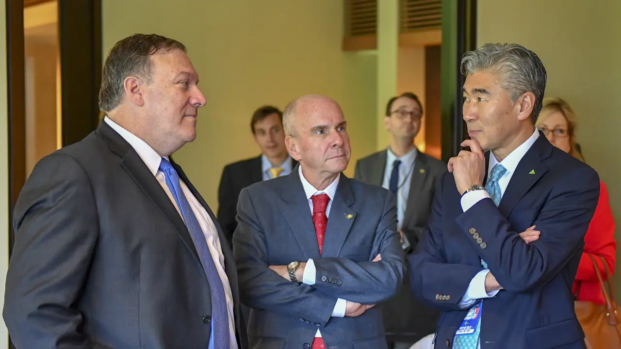 Duta besar Sung Kim (kanan) bersama dengan Menteri Luar Negeri AS, Mike Pompeo (paling kiri) (State Department photo/ Public Domain)
