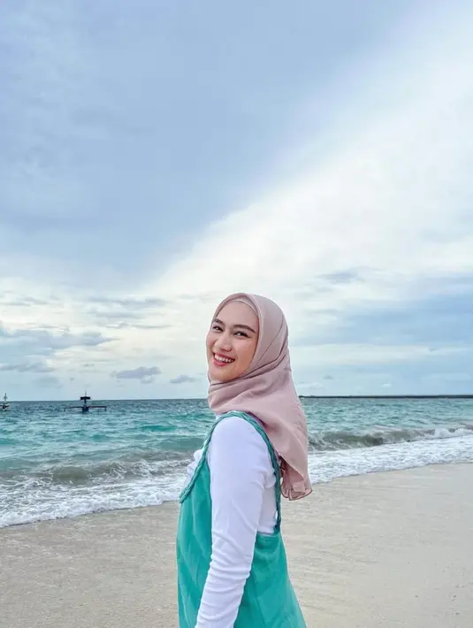 Melody Laksani tampil sederhana dengan inner kaos putih yang dipadukan dengan luaran berwarna mint.  Hijab coklat susu pun dipilhnya untuk menutupi rambutnya. Meski tidak senada dengan baju yang dikenakan, Melody tetap terlihat cantik [instagram/melodylaksani92]