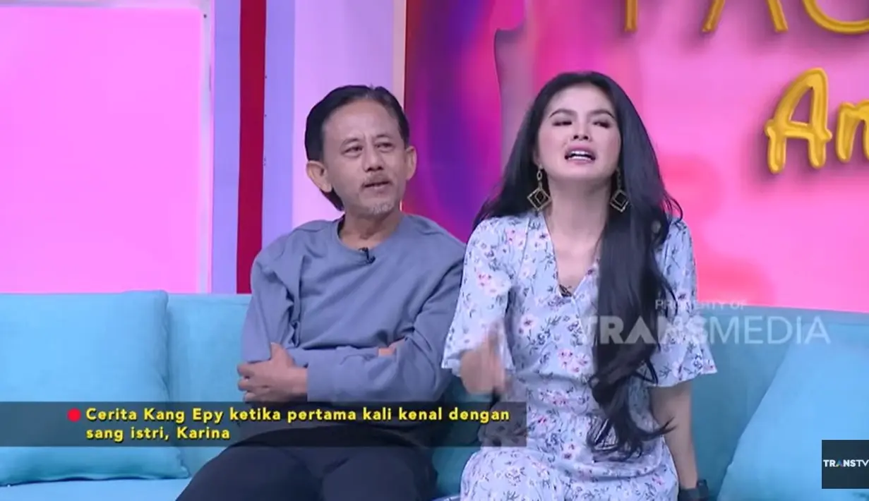 "Dia nekat ngejar-ngejar aku sampai 3 bulan. Akhirnya aku luluh. Dia itu aku tes, dia datang ke kosan bawain semua barang yang warna biru muda. Dia bawain aku dari gayung, handuk, bed cover warnanya biru muda, nggak tahu dia nyari di mana. Terus dia pas hujan-hujan tidur di teras kosan aku," kata pemeran dalam sinetron Suami-suami Takut Istri ini. [Youtube/TRANS TV Official]