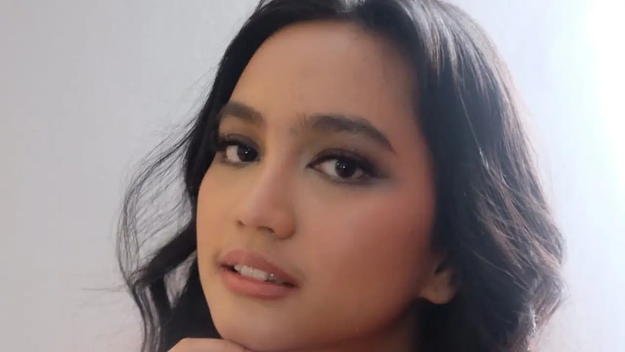 FOTO: Pesona Rachel Amanda Dengan Makeup Tebal, Bikin Pangling