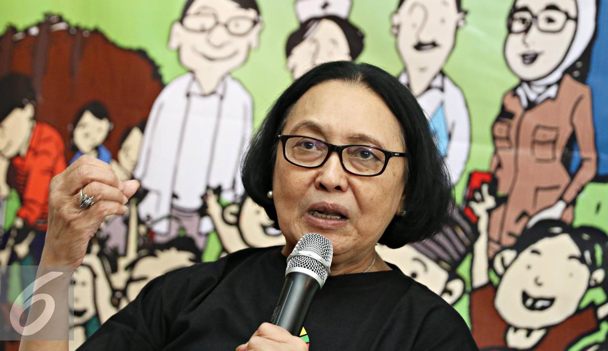 Tokoh gerakan masyarakat sipil, Zumrotin K. Susilo (tengah) memberikan keterangan dalam acara launching Duta Masyarakat untuk SDGs di Jakarta, Rabu (24/2). INFID memperkenalkan lima Duta Masyarakat untuk SDGs. (Liputan6.com/Immanuel Antonius)
