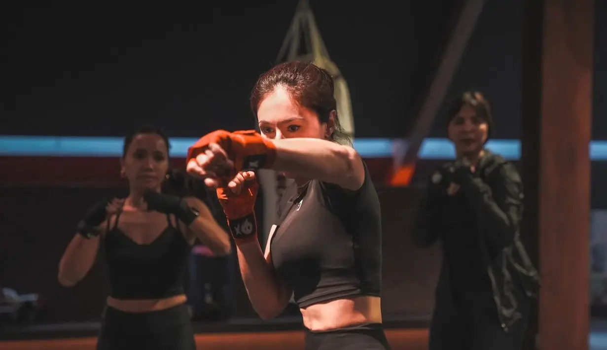 Wulan Guritno merupakan salah satu aktris tanah air yang memiliki pesona awet muda yang tak main-main. Dalam berbagai unggahan di akun Instagram pribadinya, Wulan Guritno memamerkan gayanya menggeluti berbagai cabang olahraga. Di sini, Wulan Guritno tampil keren saat bermain tinju mengenakan sport wear serba hitam. [Foto: Instagram/wulanguritno]