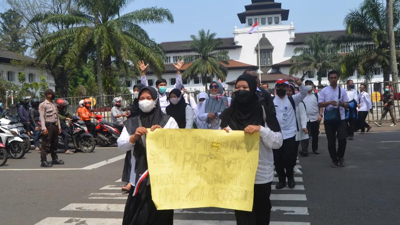 "Khususnya para guru swasta yang diangkat menjadi PPPK dapat kiranya dikembalikan di sekolah-sekolah swasta yang menjadi penyangga utama untuk pendidikan nasional," ucap dia.