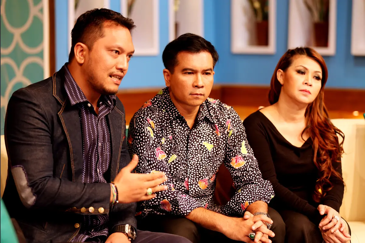 Krisna Mukti duduk diapit kuasa hukumnya, Ramdan Alamsyah, dan manajernya Astrid