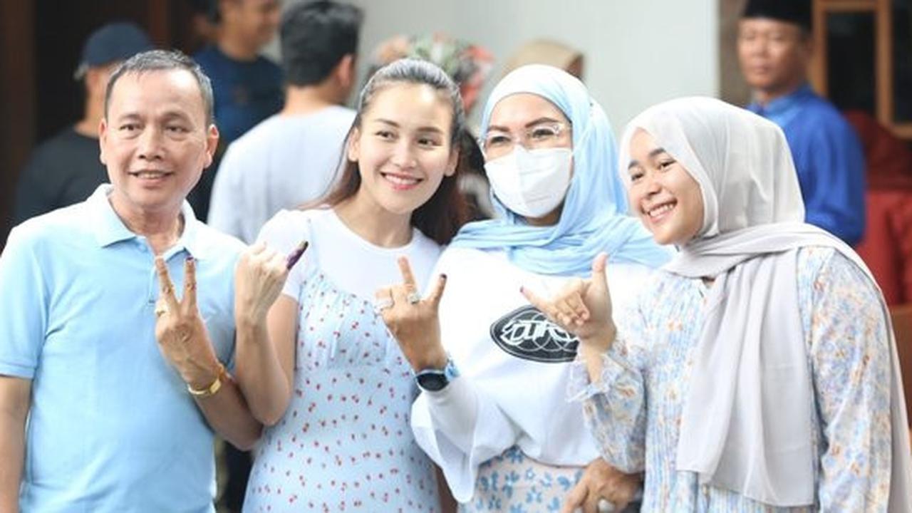 Kompaknya Keluarga Ayu Ting Ting Pakai Baju Serba Biru Muda saat Nyoblos Pilkada 2024, Harap Pemimpin Baru Bisa Atasi Kemacetan di Depok