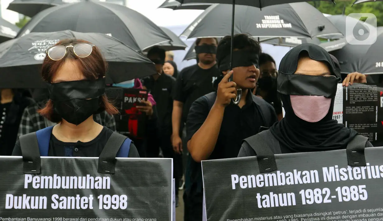 Aksi Kamisan yang bertema "Orang silih berganti, aksi Kamisan tetap berdiri" itu genap berlangsung selama 17 tahun. (Liputan6.com/Herman Zakharia)