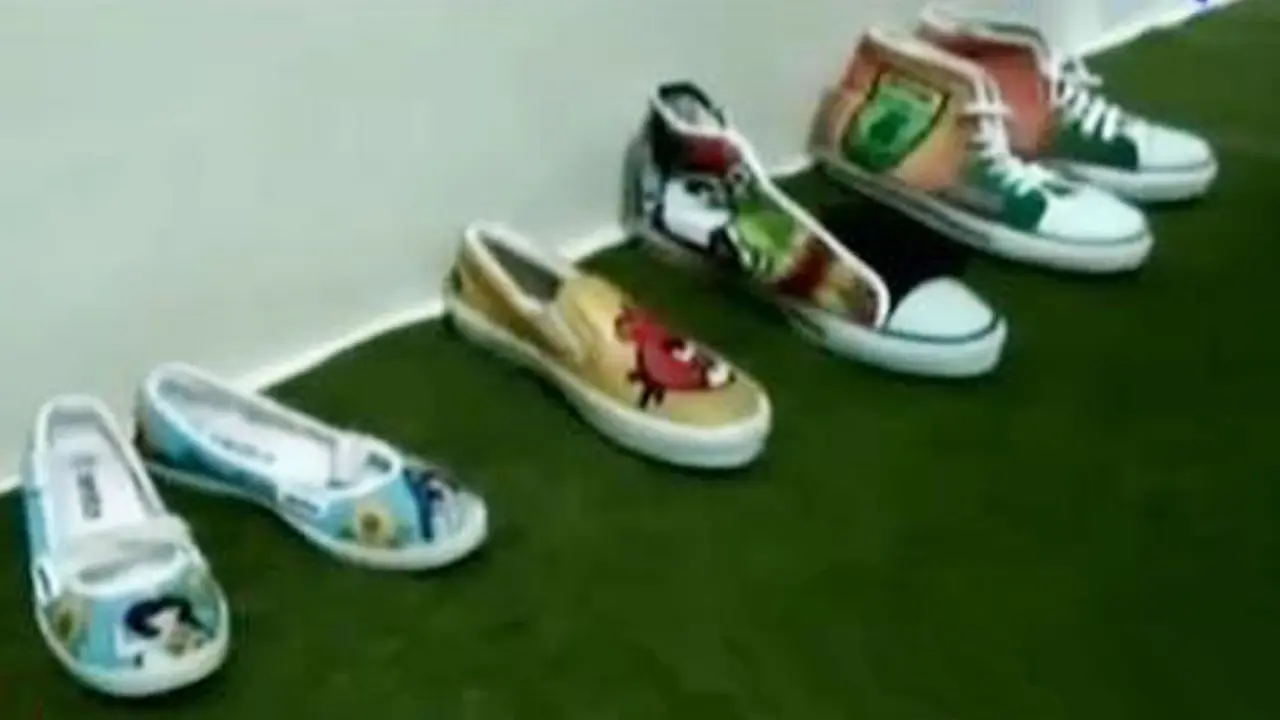 VIDEO: Intip Bisnis Sepatu Lukis Beromzet Ratusan Juta per Bulan